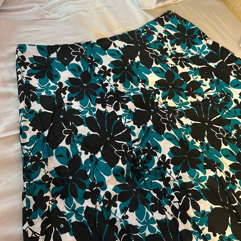 Style & co woman beautiful, bold multi color flowered skirt size 22w